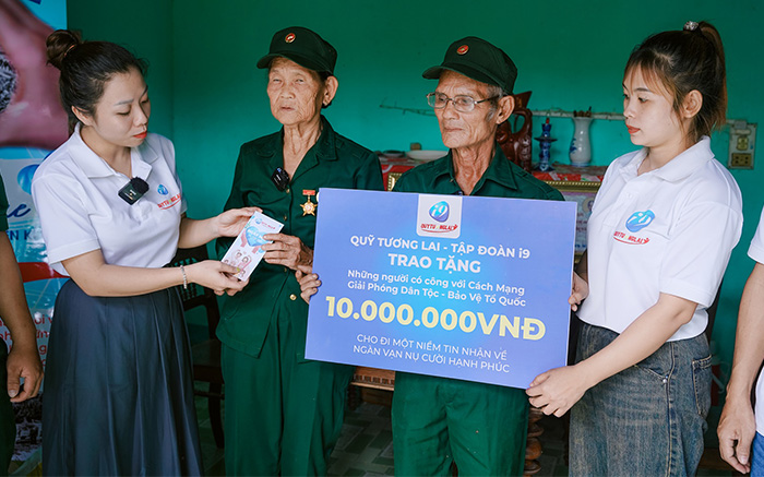 Hình ảnh nhân viên hỗ trợ khách hàng 24/7 của beet88, với biểu tượng tai nghe